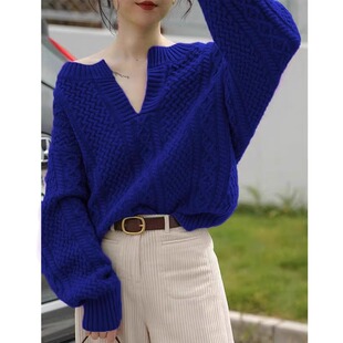 法式克莱因蓝V领粗针麻花毛衣女秋冬高级感宽松针织衫露肩上衣厚