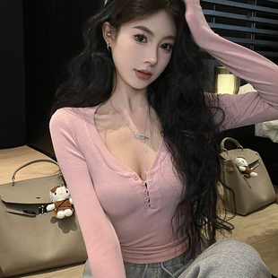 纯欲辣妹粉色v领长袖t恤女春季穿搭独特漂亮正肩修身短款内搭上衣