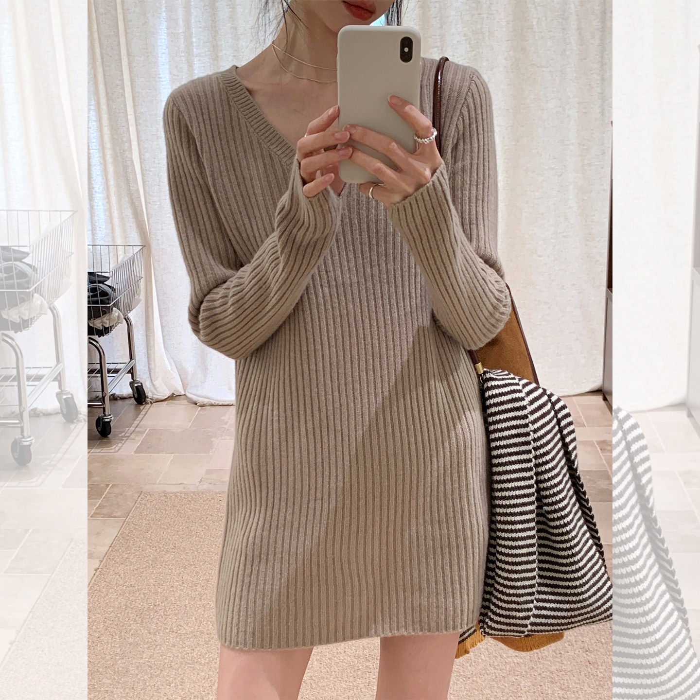 卡其色v领针织连衣裙女秋冬配大衣修身中长款内搭毛衣遮屁股上衣