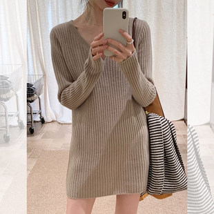 卡其色v领针织连衣裙女秋冬配大衣修身中长款内搭毛衣遮屁股上衣
