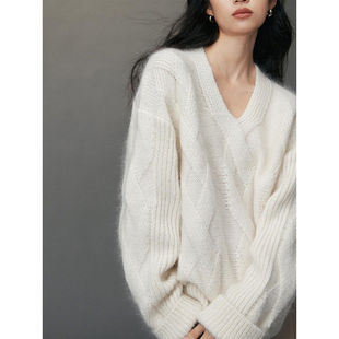 复古气质白色v领麻花毛衣女秋冬高级感宽松落肩针织衫内搭上衣厚