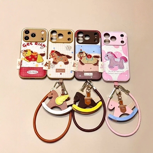 1仿皮15情侣防摔保护套 16创意13男女款 新年款 撞色刺绣小马挂件手拎绳适用iPhone17promax手机壳苹果15pro新款