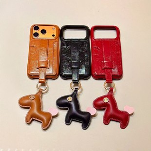 ins高级感小众皮质卡包腕带小马挂件适用iPhone17promax手机壳苹果15pro新款14网红超火13少女款16防摔保护套