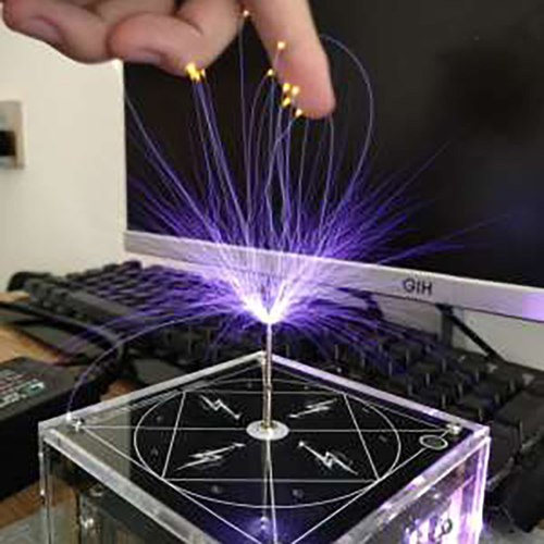 10厘米炫酷电音展示特斯拉线圈