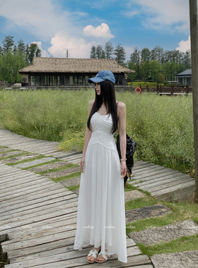 MINI STUDIO徐琳「周末小红裙」度假风抽褶收腰大裙摆吊带裙