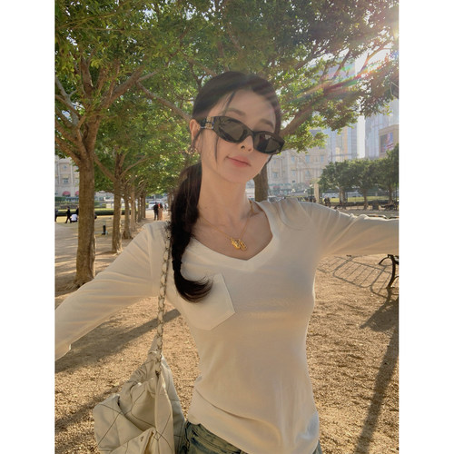 徐琳miniV领贴袋毛绒纯色打底衫