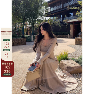 10AM徐琳「温婉月光」羽毛蕾丝燕麦色v领坑条针织伞裙套装