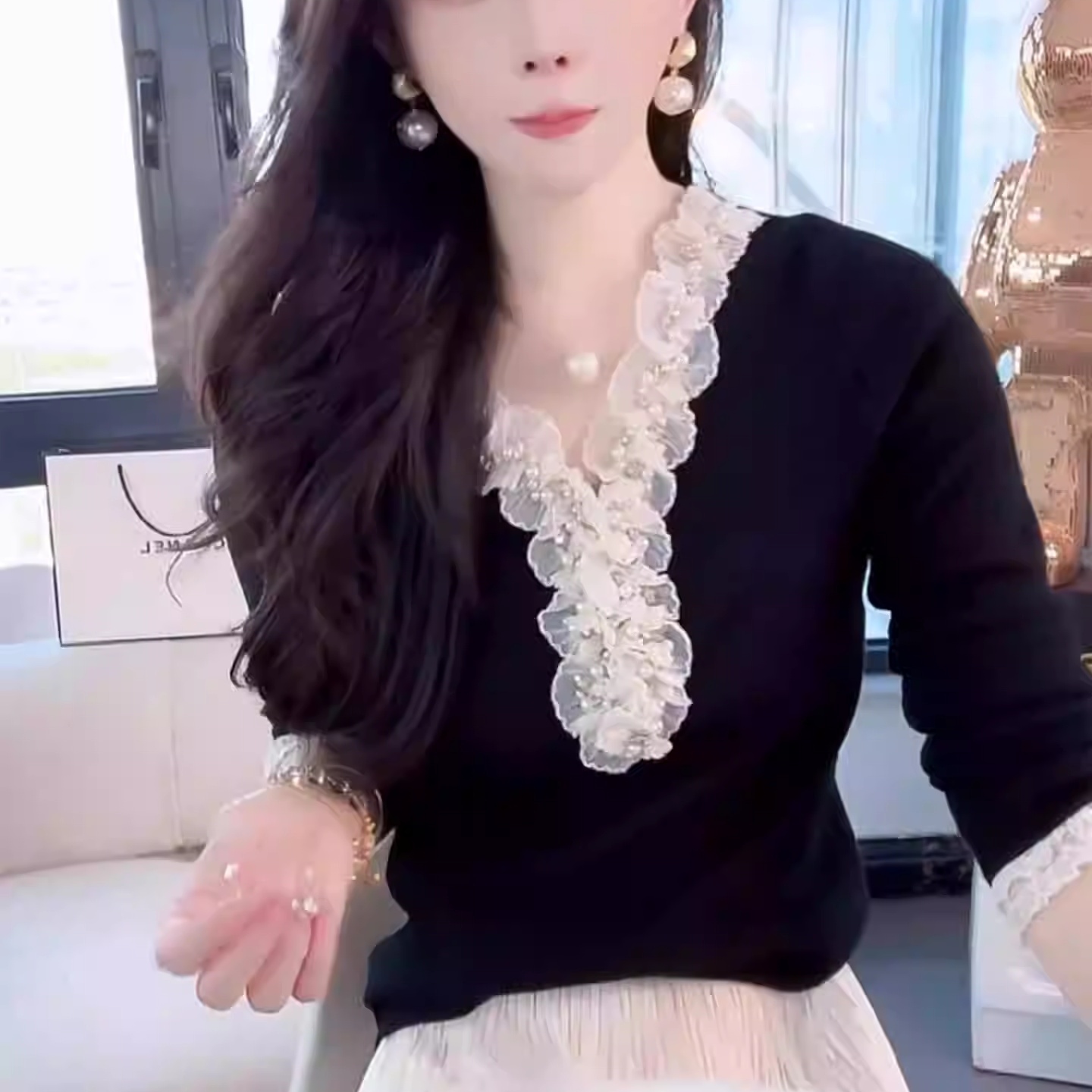 钉珠荷叶边拼接小香风针织衫女2025秋修身显瘦黑色V领打底衫上衣