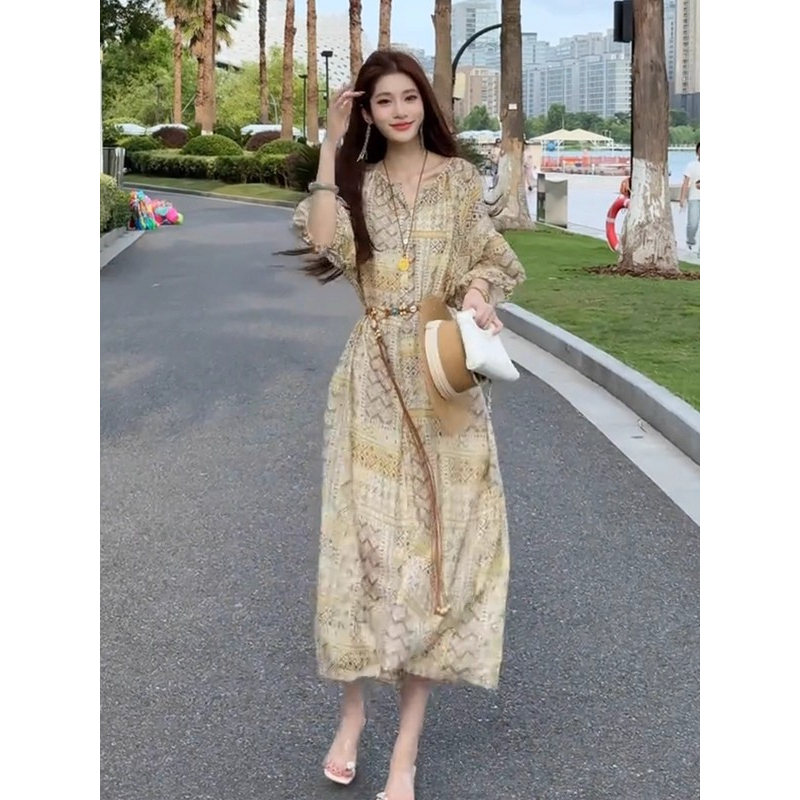 茶歇法式设计感碎花收腰连衣裙女2025夏季新款显瘦气质套头长裙子