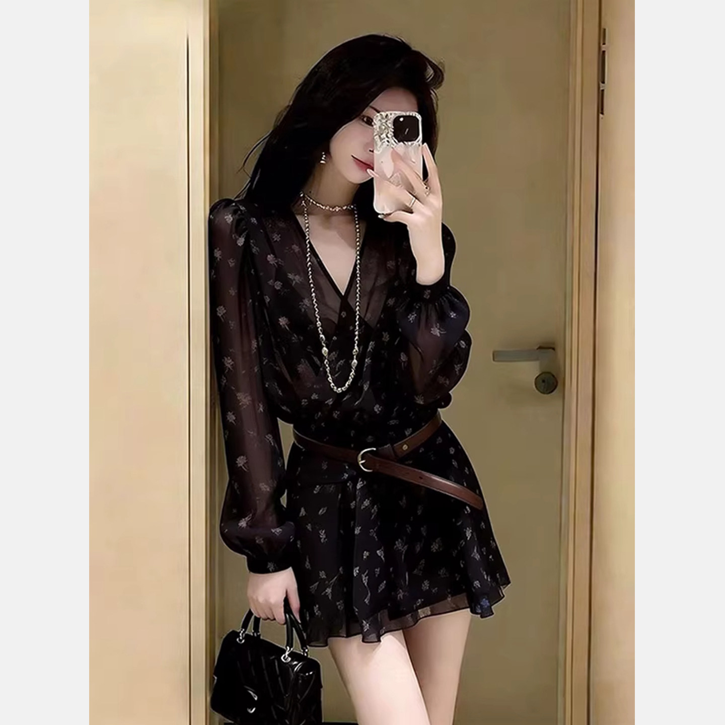 韩系黑色碎花V领长袖收腰衬衫女图片