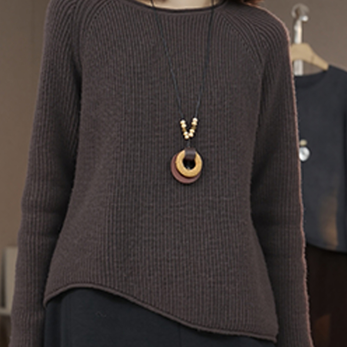 2025年秋季新款大码女装胖mm极简风咖色圆领长袖毛衣宽松通勤简约