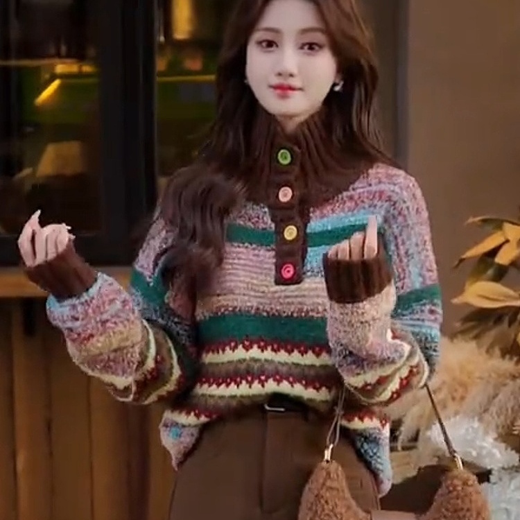2025秋冬流行风宽松软糯针织上衣复古彩色纽扣提花高领套头毛衣女