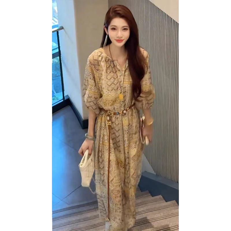 茶歇法式设计感碎花收腰连衣裙女2025夏季新款显瘦气质套头长裙子