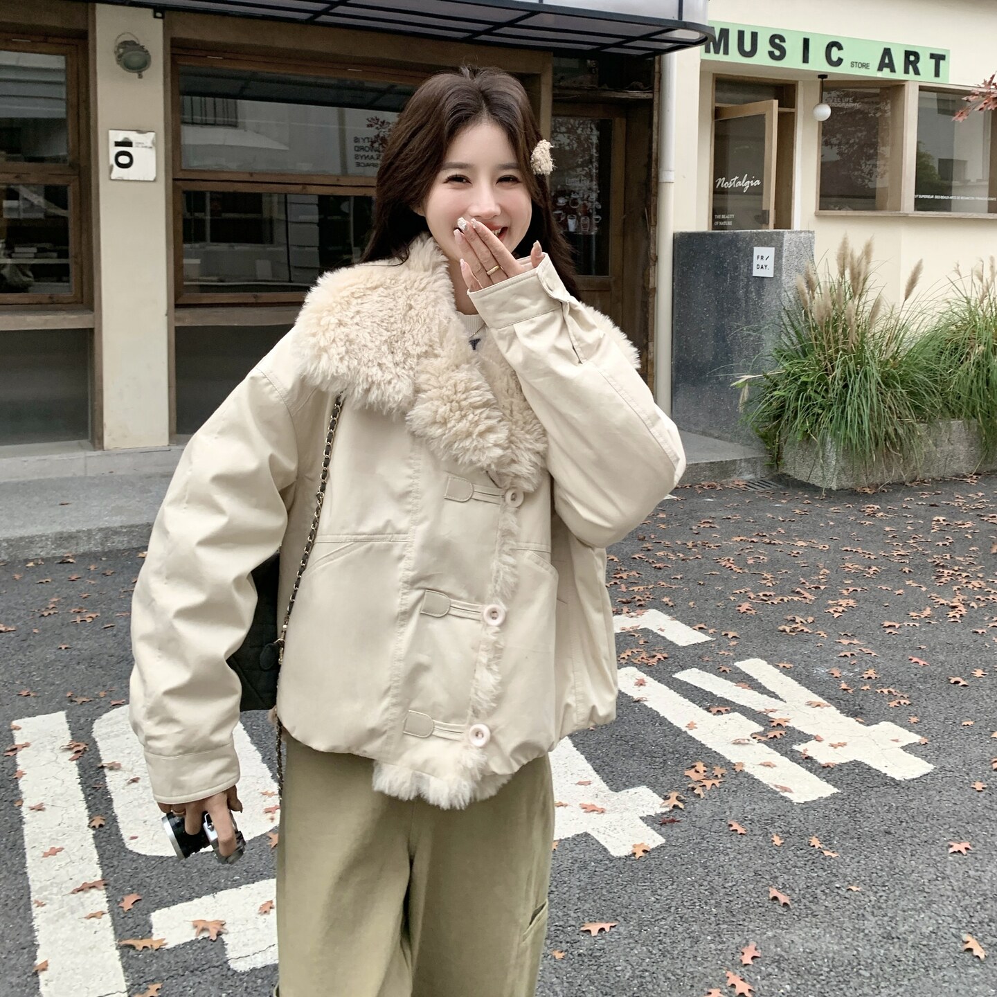 2025冬季新款韩版毛绒翻领短外套女冬季保暖设计感皮草派克羽绒服,女装短外套,慧峰