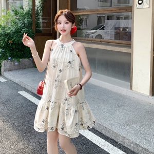 法式复古温柔风刺绣挂脖无袖连衣裙女夏季设计感气质显瘦长裙子图片