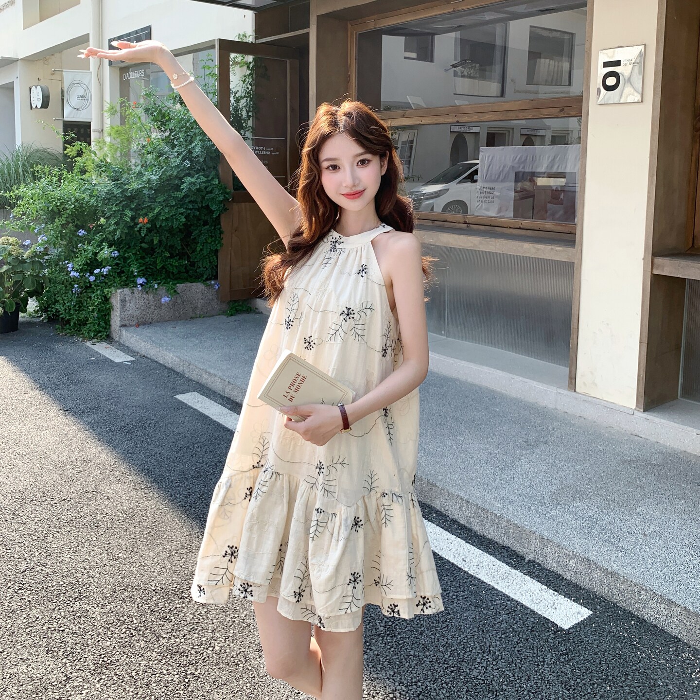 法式复古温柔风刺绣挂脖无袖连衣裙女夏季设计感气质显瘦长裙子,女装连衣裙,鑫慧