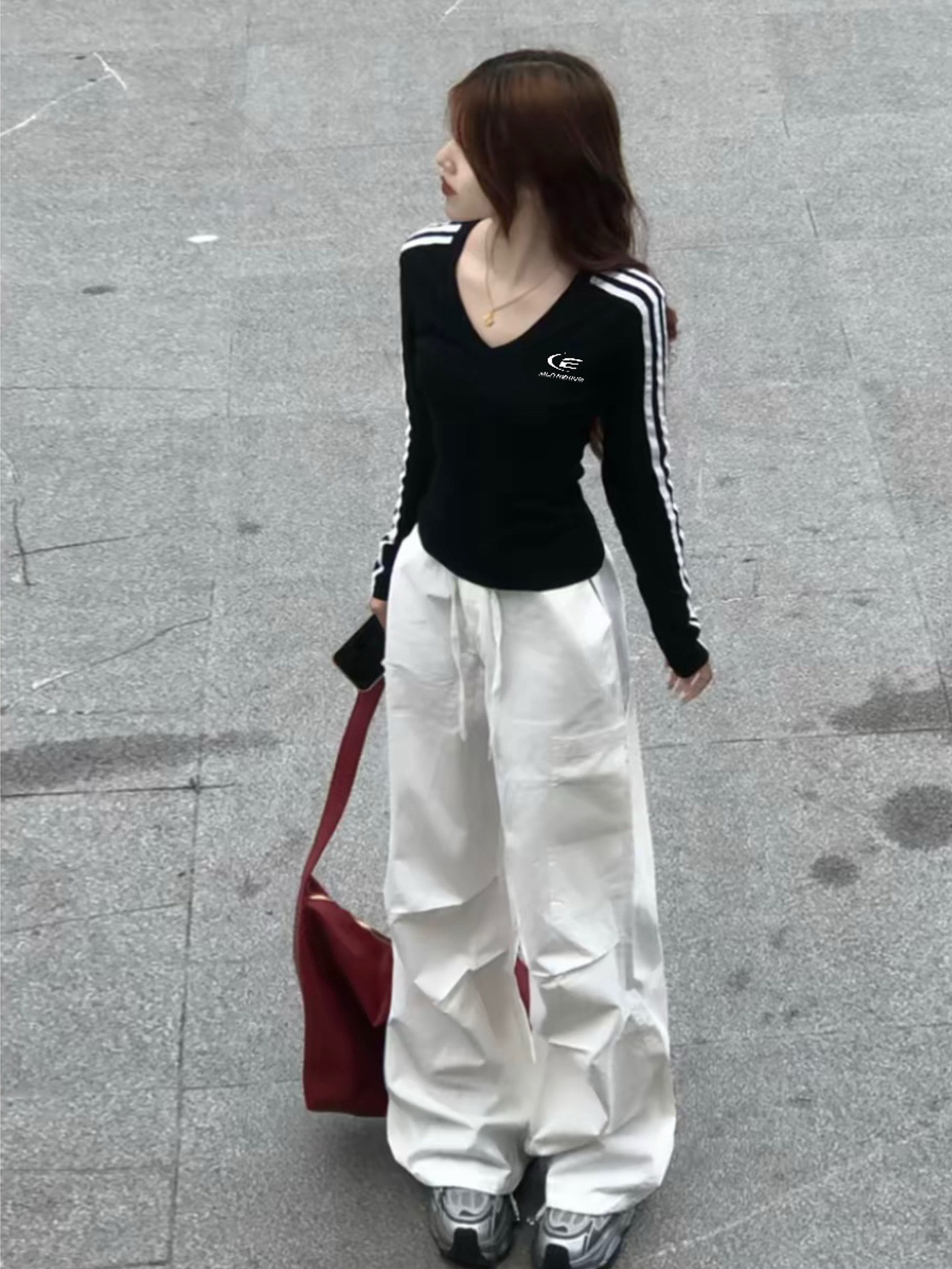 American-Style Trendy Brand V-Neck Long-Sleeve T-Shirt for Women, Autumn 2025 New Slim-Fit Design with a Unique and Stylish Look