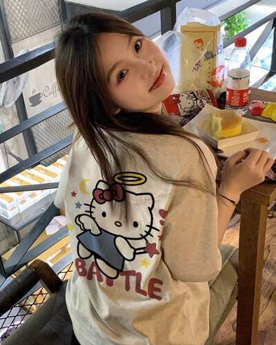 初春穿搭白灰色纯棉t恤