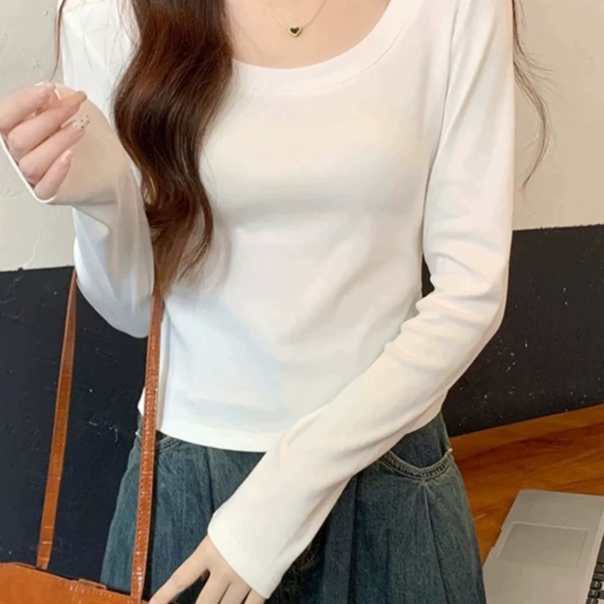 简约u领正肩内搭长袖打底衫