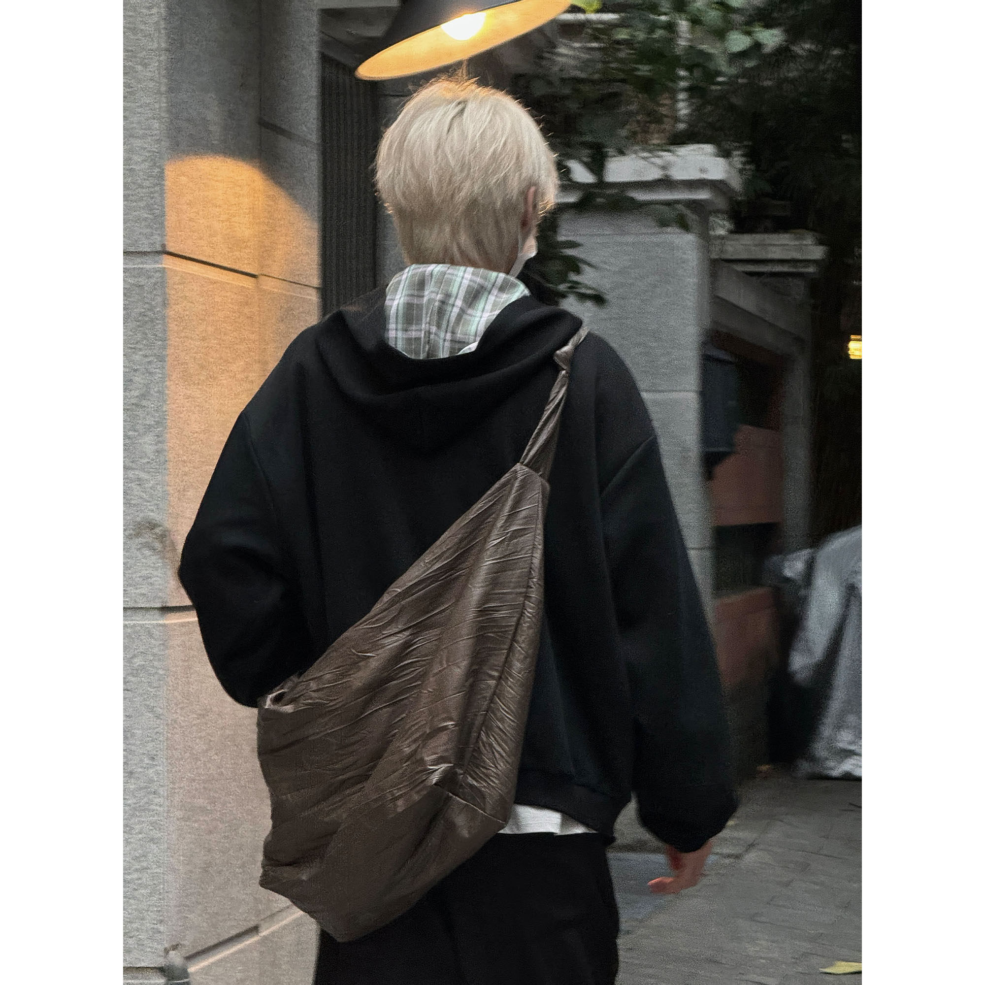 雀斑男装新款单肩斜挎包牛角包油蜡皮纸感皱褶油蜡皮可颂包饺子包