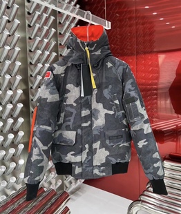 三方联名 黑色迷彩连帽羽绒服 男女情侣款短款飞行羽绒夹克加厚
