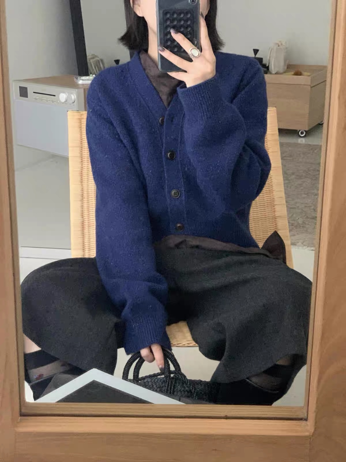 Feel 2025冬季新款韩系简约百搭V领桑蚕丝羊毛开衫