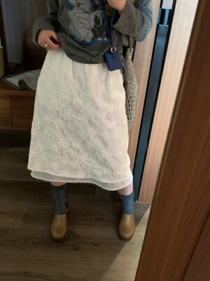 Feel 2026春季新款简约百搭刺绣半身裙