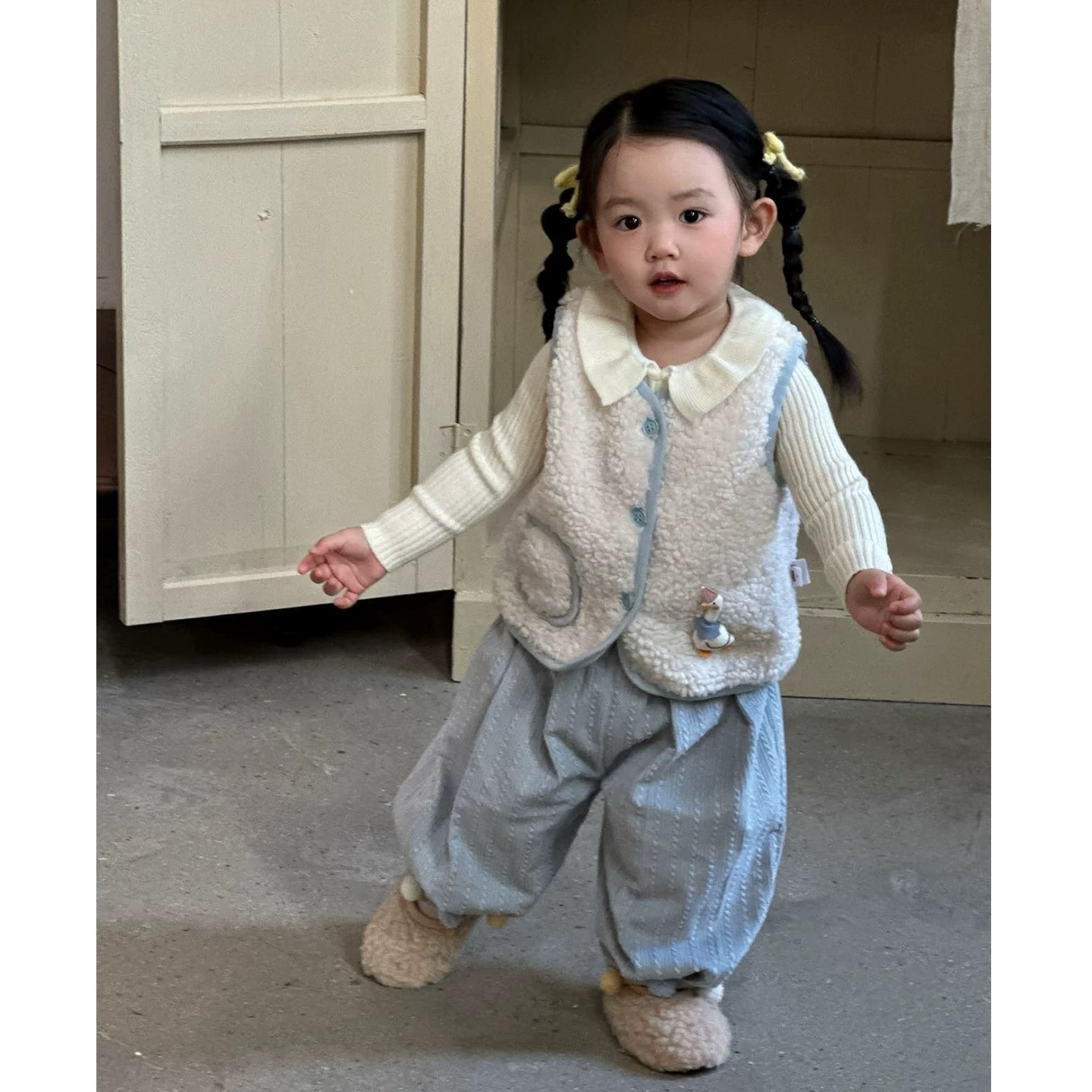 婴童小白鸭秋冬加厚羊羔毛马甲灯芯绒裤子套装保暖可爱ins