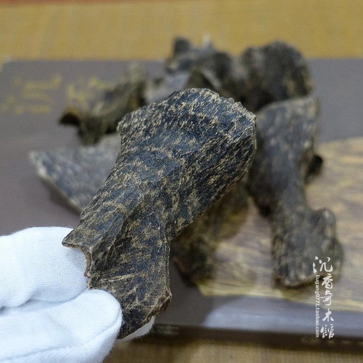 海南沉香九分沉水黑油蟲(chóng)漏殼尖峰嶺天然香薰原料泡酒安神助眠養(yǎng)生