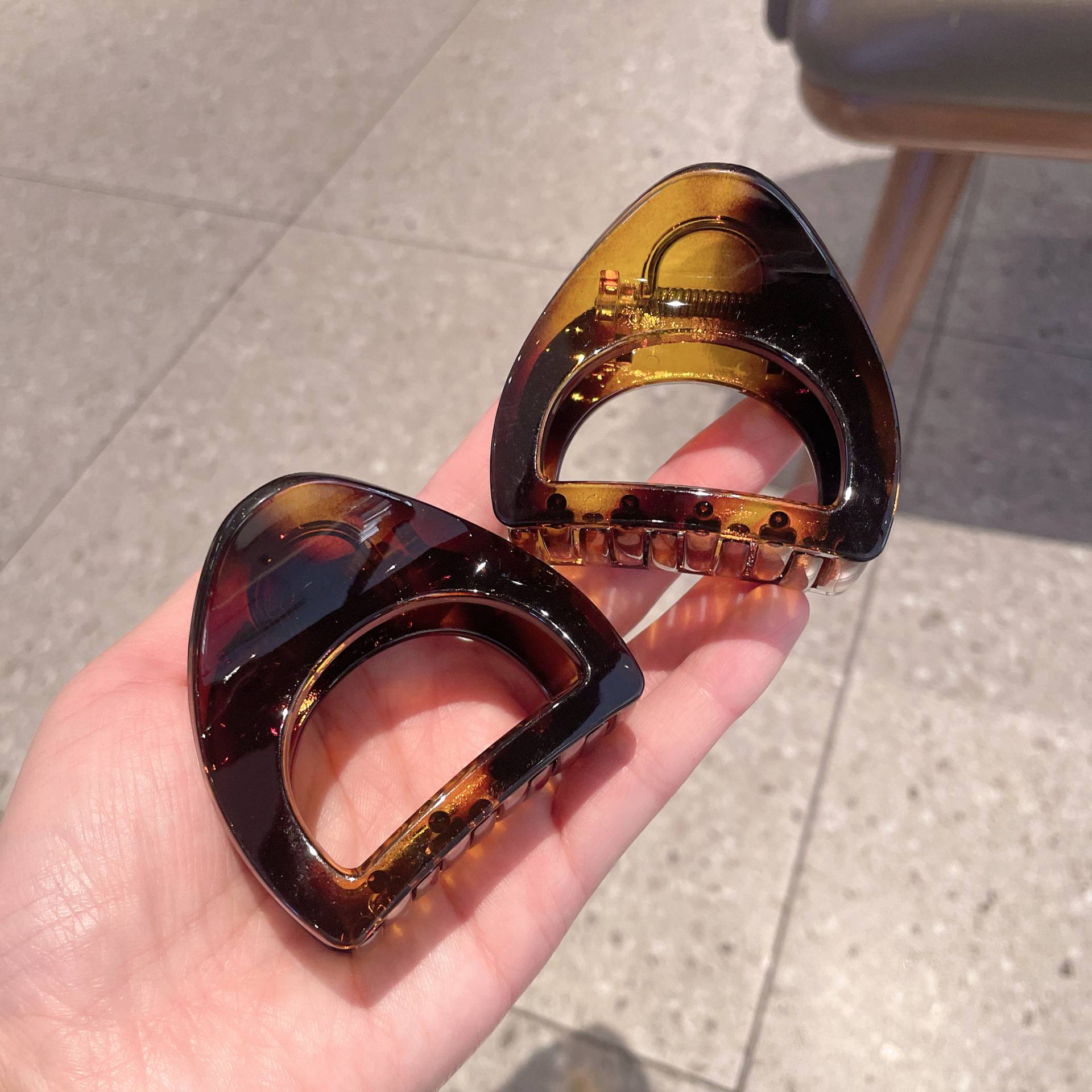 简约玳瑁色镂空半圆头发抓夹中号