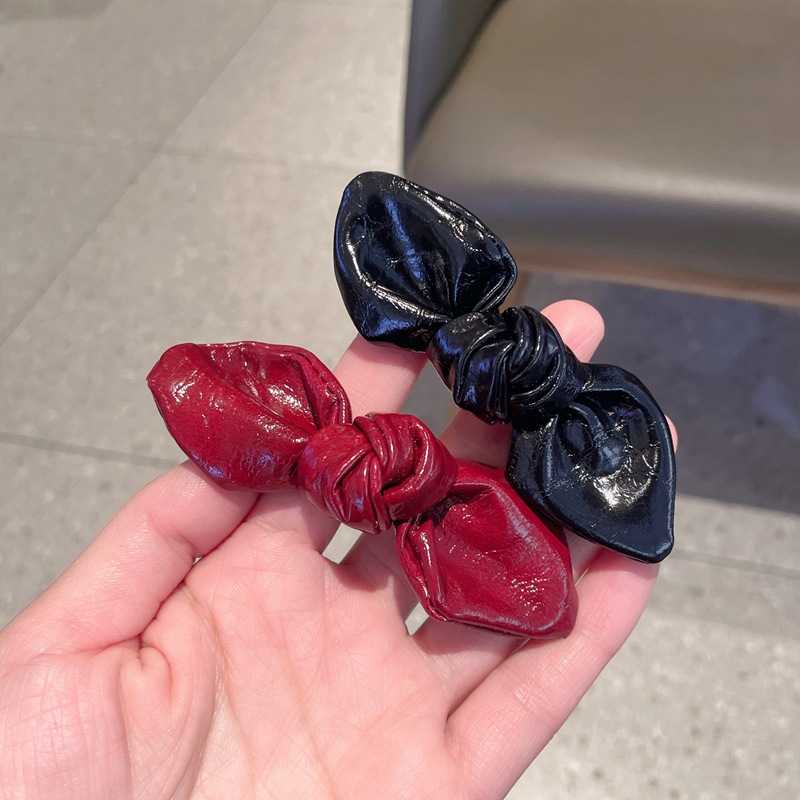 高级感复古皮质红色结边夹女时尚