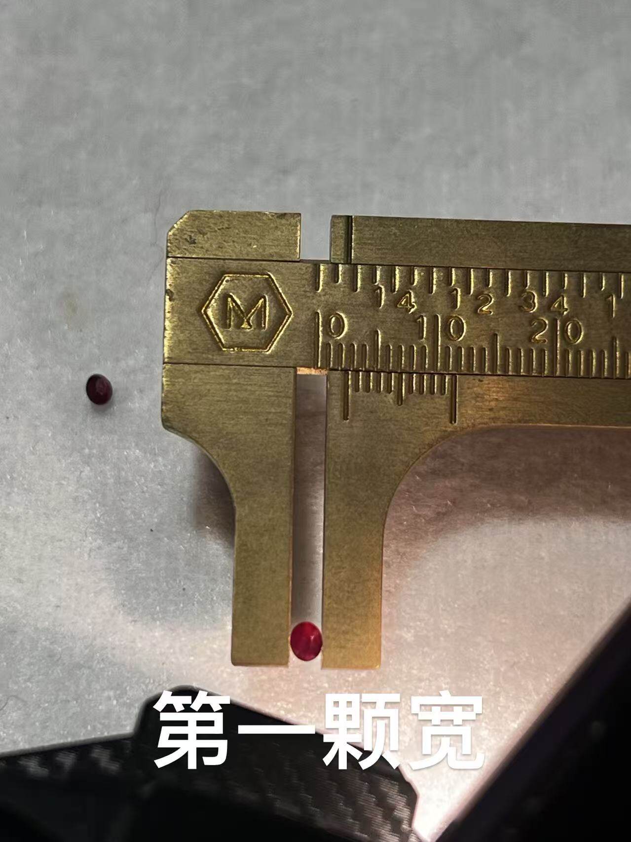 一对0.28克拉，鸽血红红宝石耳钉料，颜色鲜艳