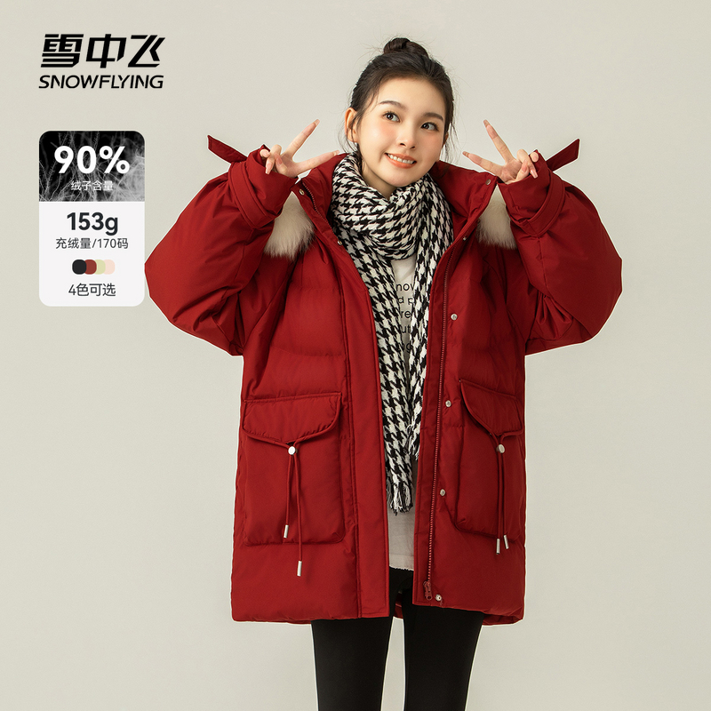 短款红色羽绒服大毛领雪中飞