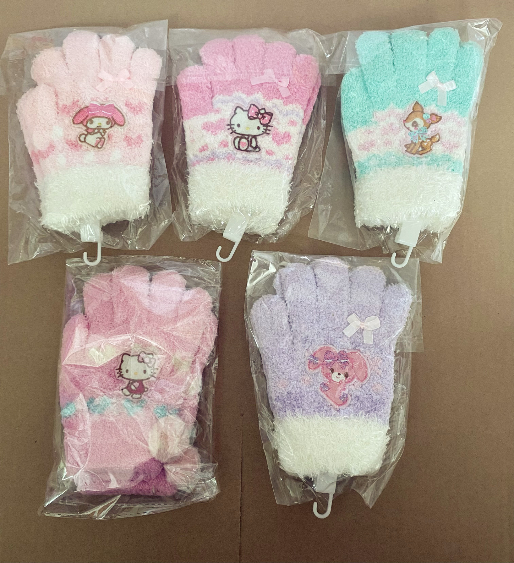 日本绝版三丽鸥 啵啵兔 美乐蒂 Kitty 少女 冬日毛绒 保暖手套