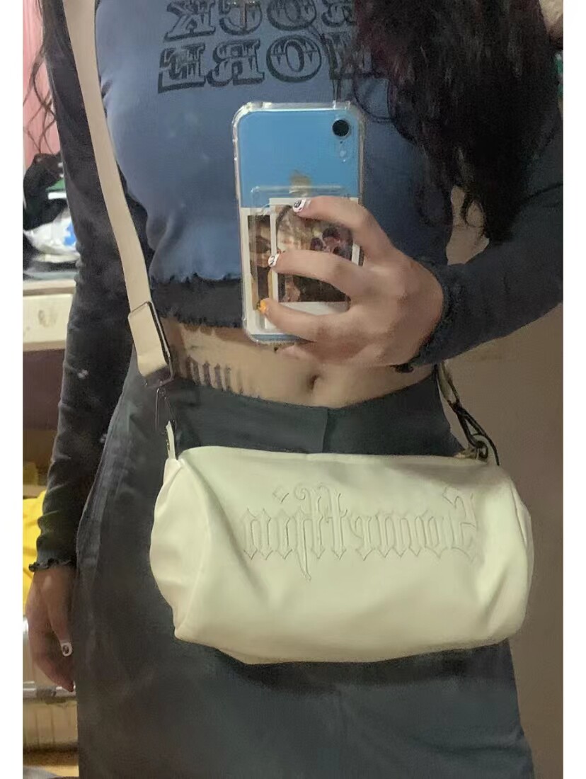 小众ins风哥特字母贴布绣pu皮美式休闲纯色斜跨桶包街头潮牌情侣