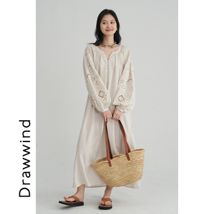 画风长袖法式V领连衣裙女新款春夏季宽松设计感绣花重工白色长裙