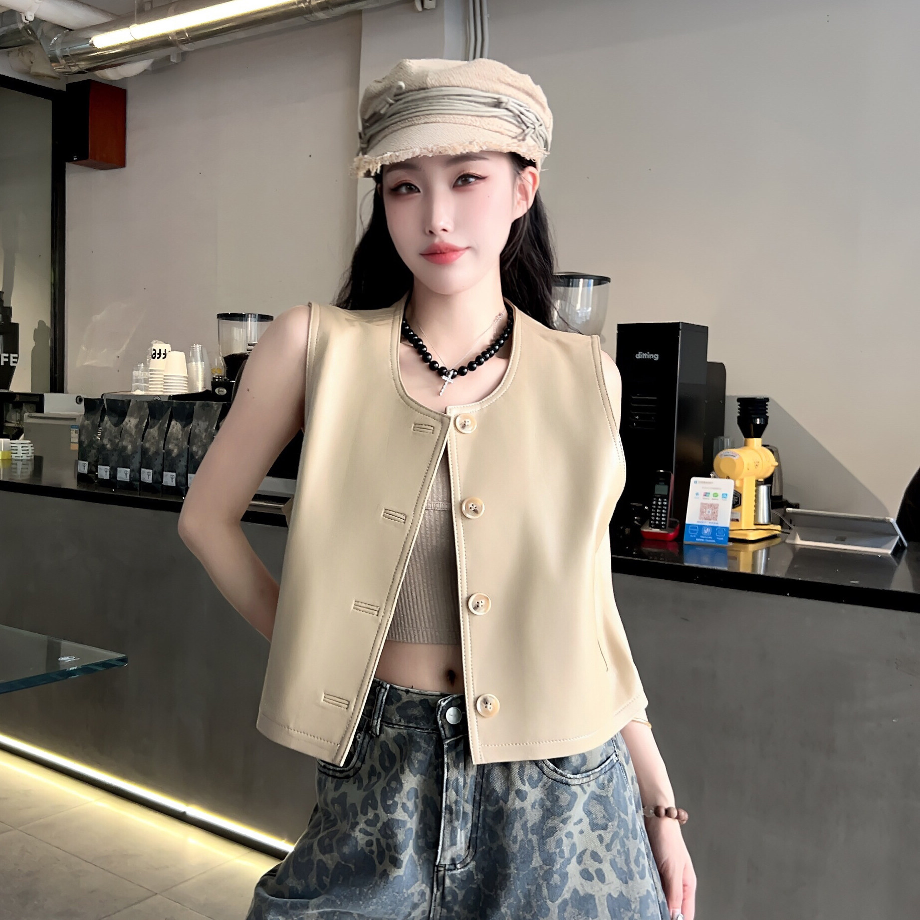 杏色马甲女短款2025年秋季新款绵羊皮圆领外搭坎肩真皮百搭外套潮
