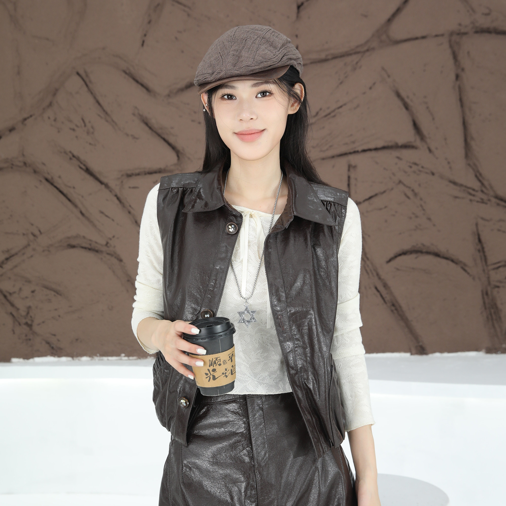 极简风咖色真皮油蜡马甲女短款