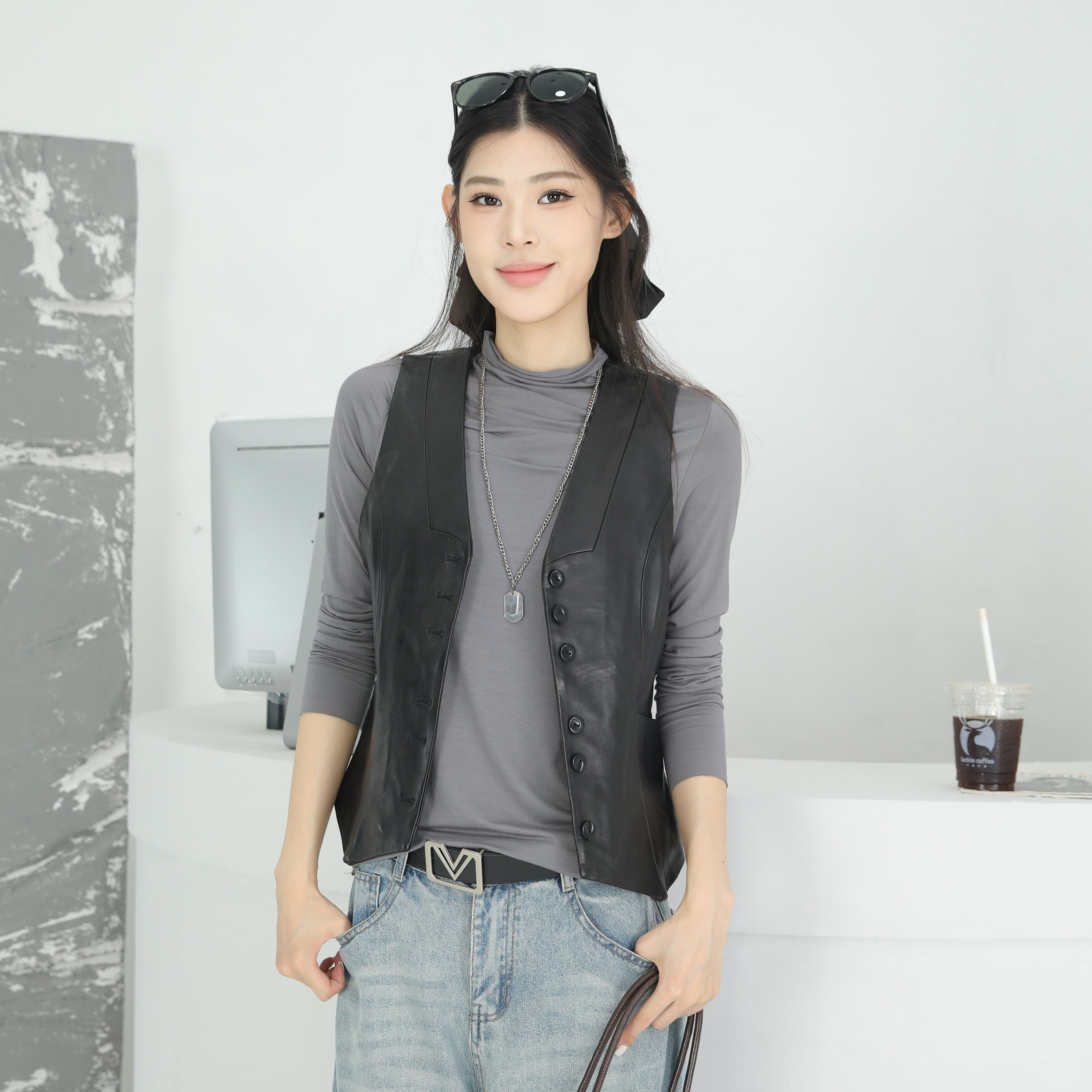 酷感简约真皮V领显瘦女马甲