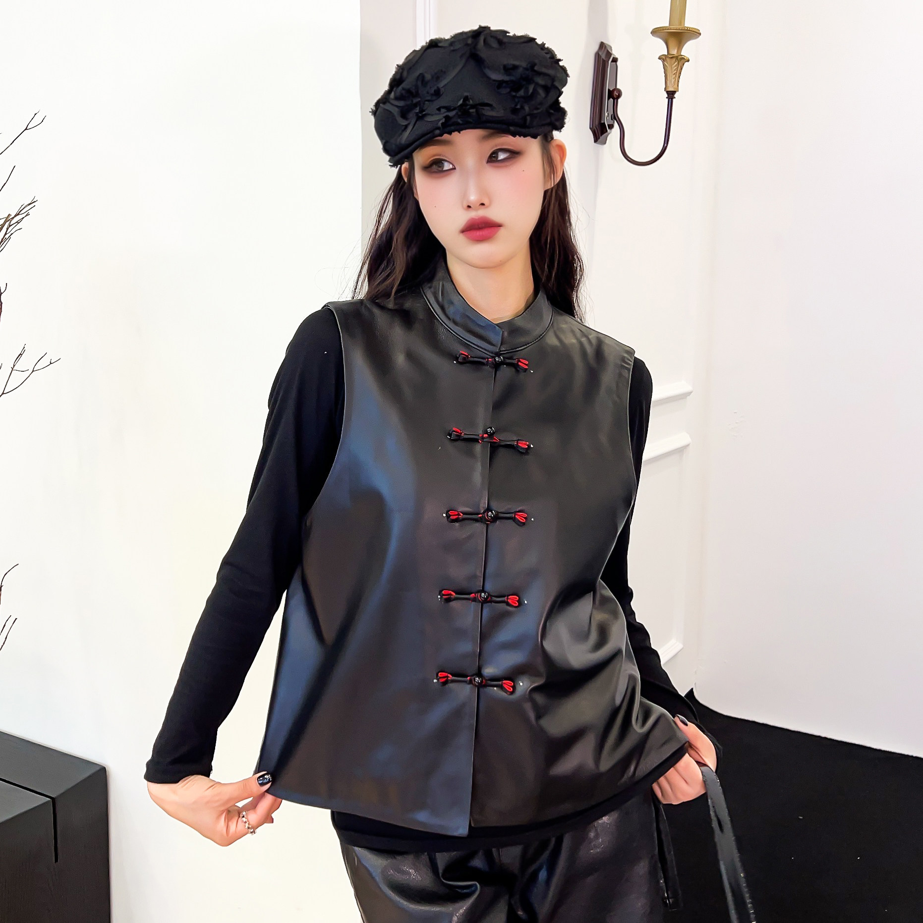 复古马甲女短款2025秋季新款绵羊皮立领外搭坎肩真皮黑色刺绣外套,女装/女士精品,马夹,淘宝优惠券,粉丝福利购,淘宝优惠卷