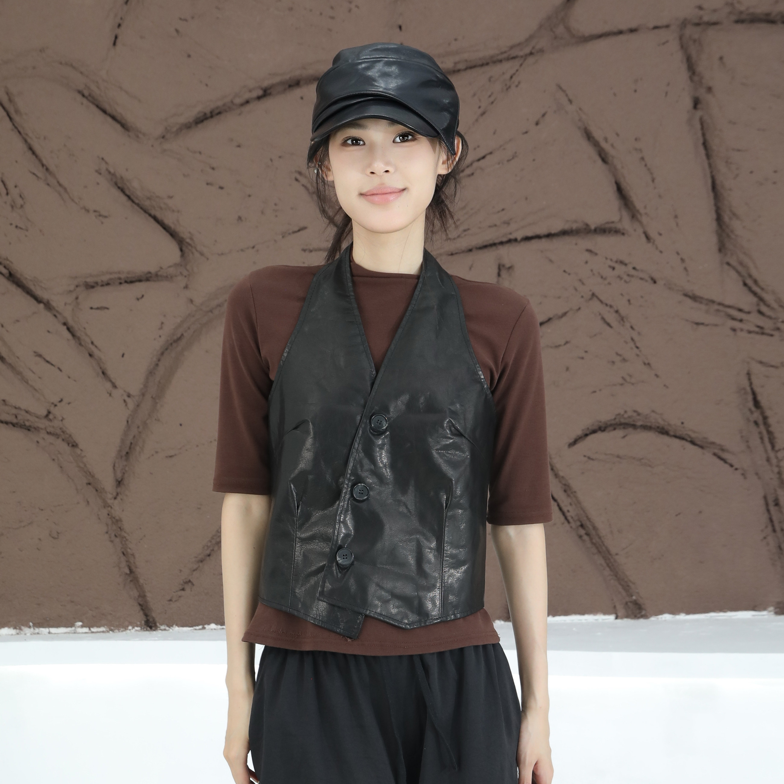 酷感V领真皮挂脖短款马甲女