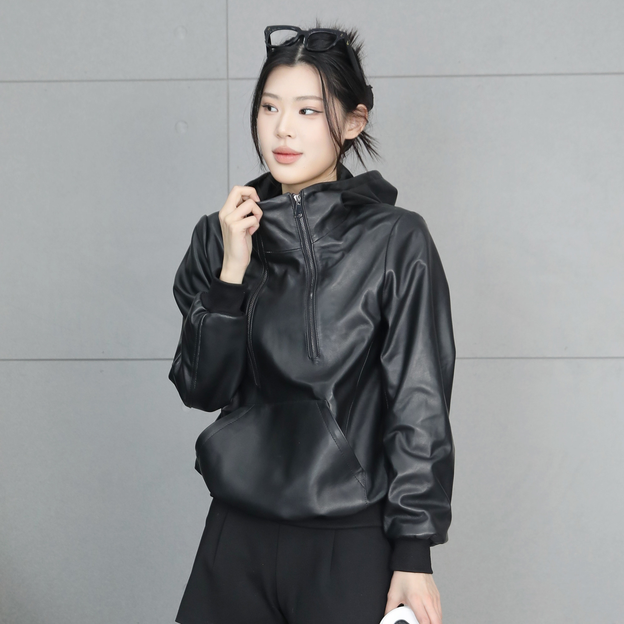 黑色连帽真皮皮衣女短款2026春季新款修身显瘦百搭休闲夹克外套潮