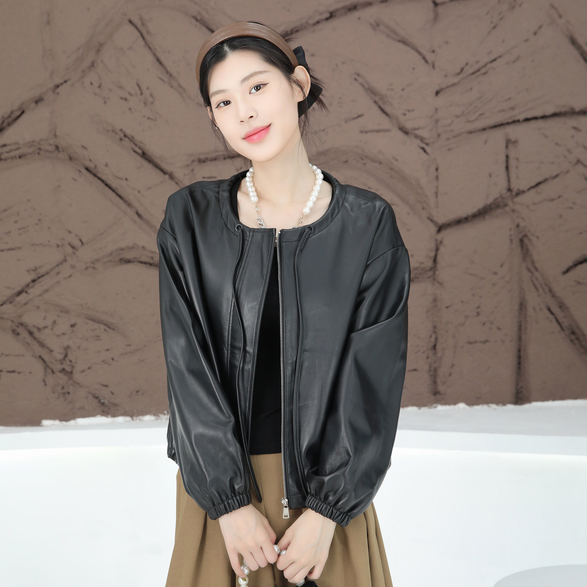 黑色绵羊皮短款机车风显瘦皮衣女