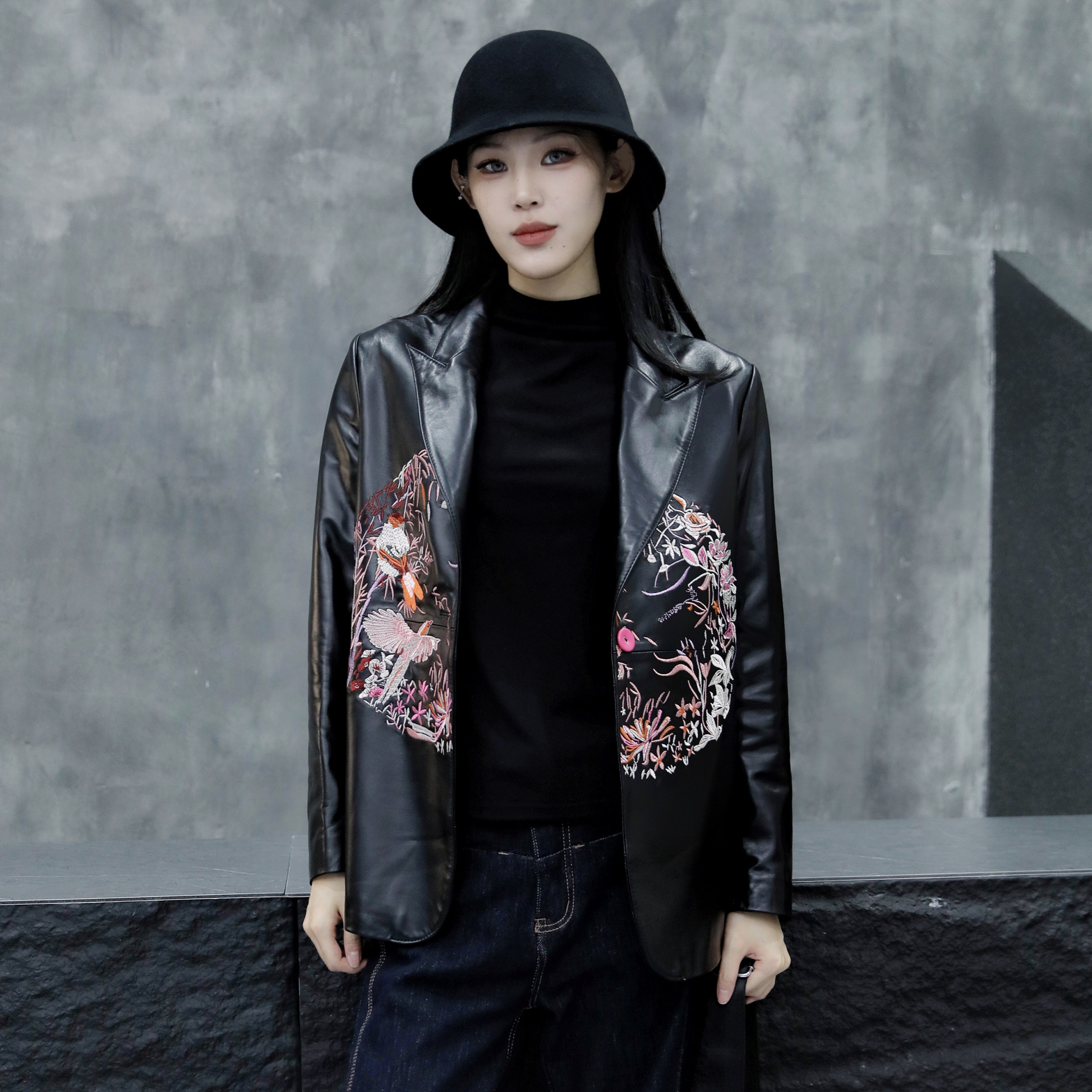 黑色皮衣女2025秋新款绵羊皮西装领长袖上衣真皮黑色刺绣复古外套