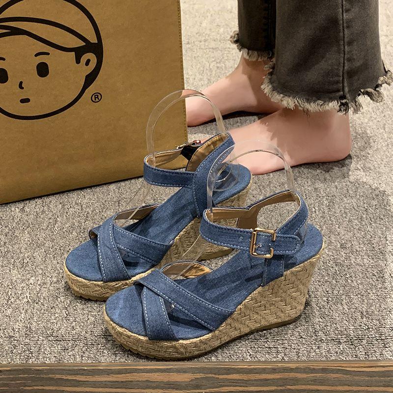 配牛仔裤裙高跟凉鞋女夏季新款中跟百搭一字扣带外出坡跟松糕女鞋