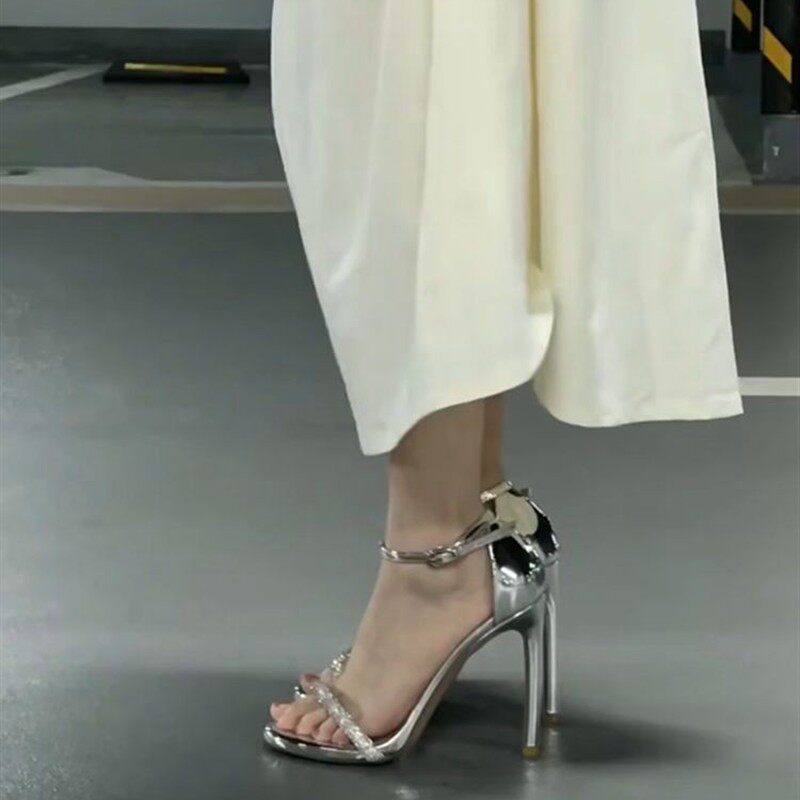 银色高跟鞋女2026新款夏季百搭细跟一字带水钻高级感罗马凉鞋外穿