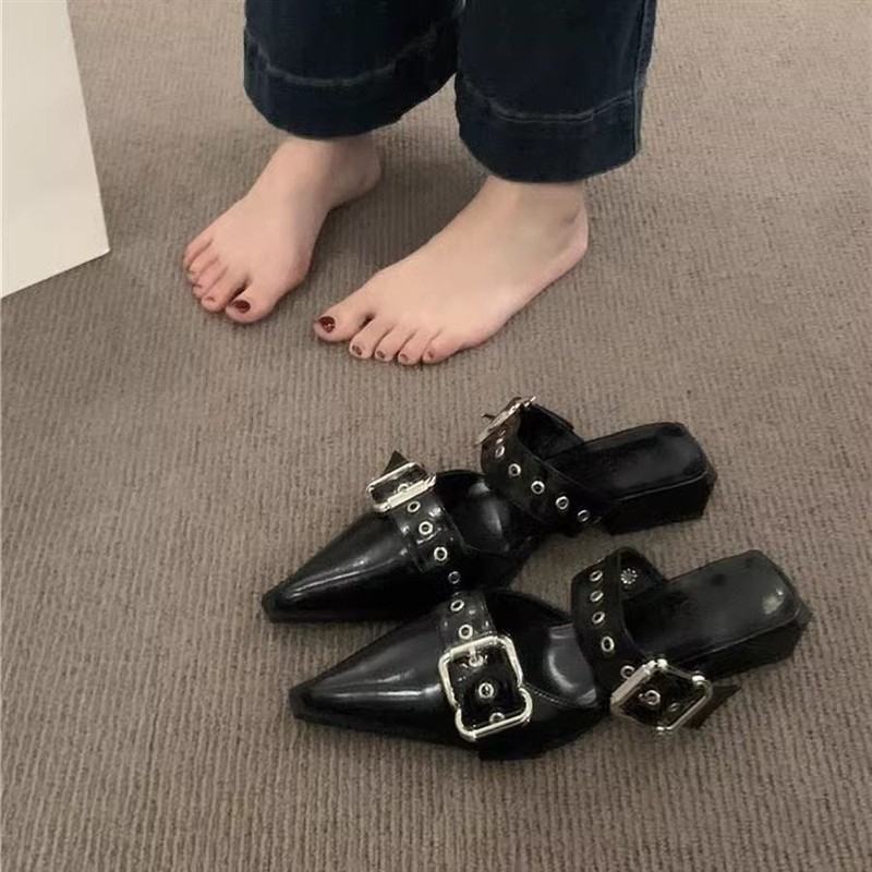 2026年新款凉拖鞋女夏外穿粗跟低跟皮带扣半包头复古英伦尖头拖鞋