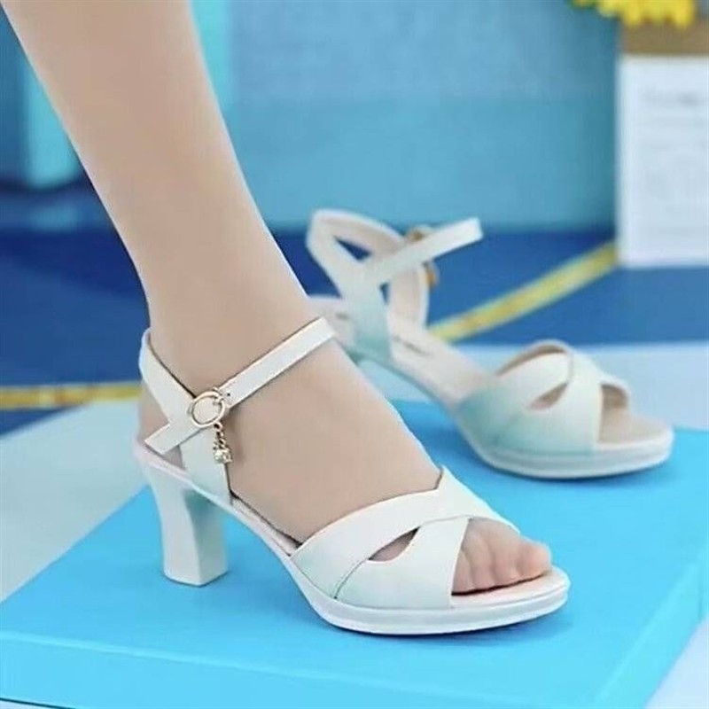 软皮中跟凉鞋女2026夏季新款洋气时尚妈妈一字扣百搭软底高跟凉鞋