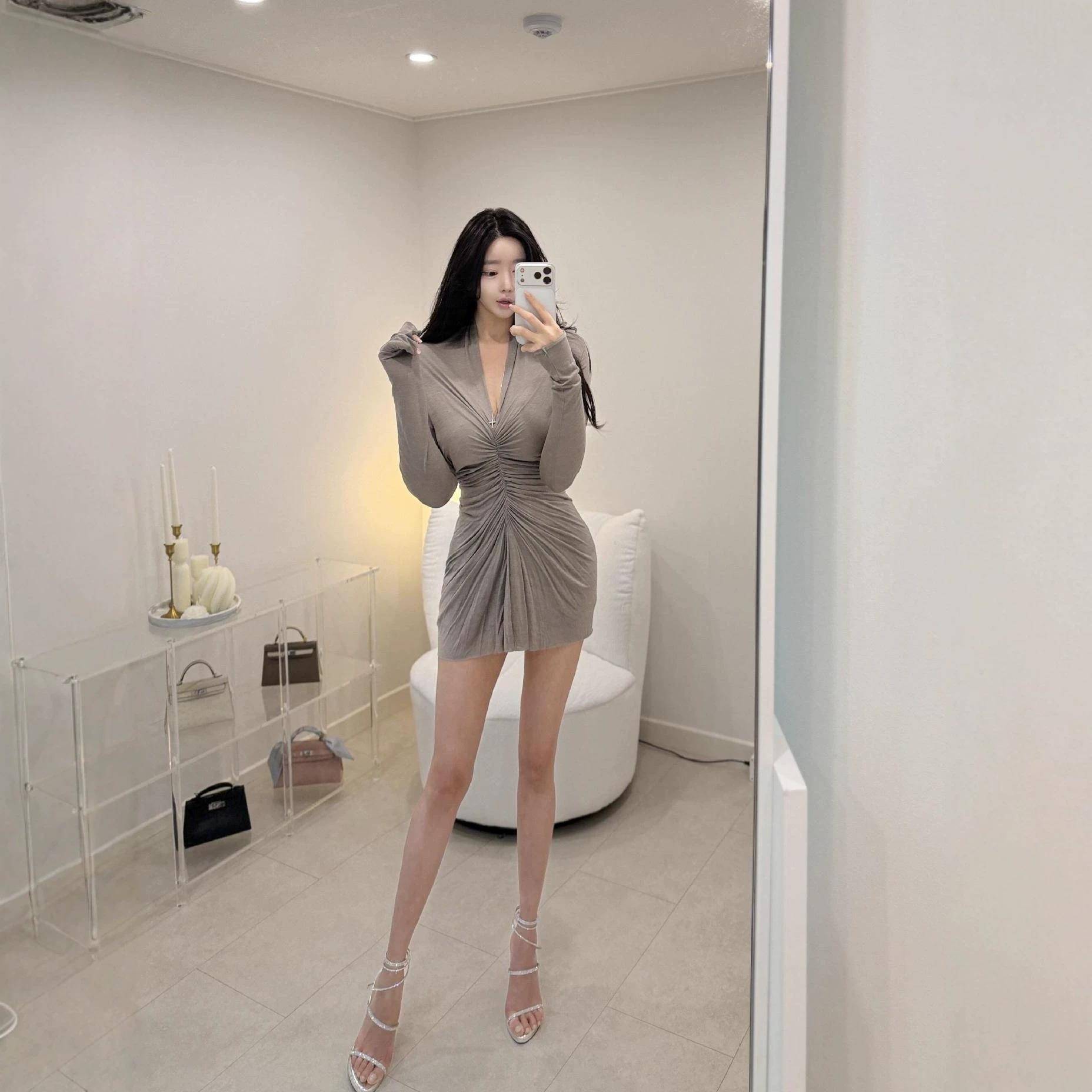 暗黑设计风新款深V领口修身褶皱日常休闲百搭女士性感显瘦连衣裙