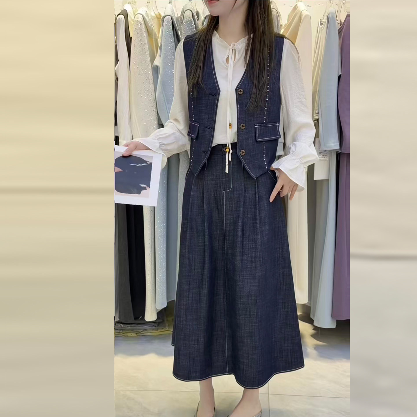 牛仔马甲+衬衫+半身裙三件套女春法式气质显瘦设计感穿搭时尚套装